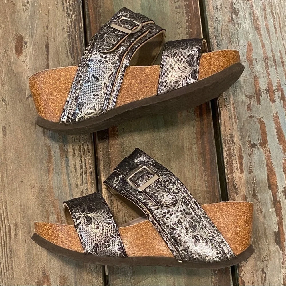 MUK LUKS Women's Emery Wedge Platform Cork Sandals Silver Tapestry Sz 6 Shoes